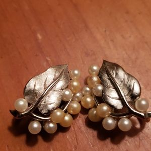 Vintage trifari silver leave pearl earrings